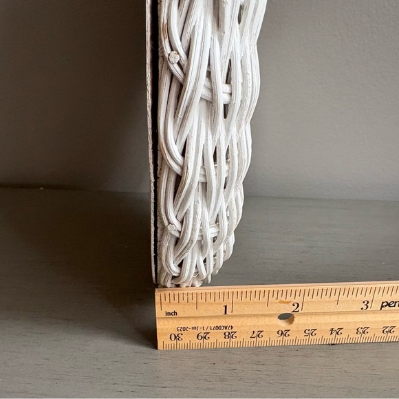 Vintage 1970s Hand Held White Wicker Vanity Mirror 14” Tear Drop Victorian Style - Picture 10 of 11